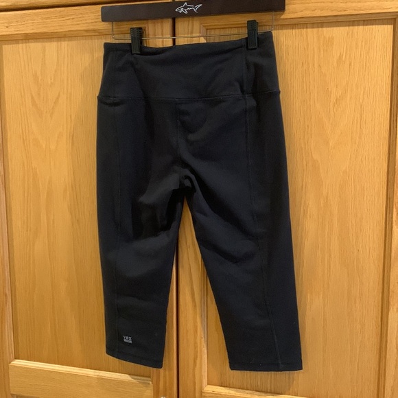 Victoria’s Secret Sport athletic workout black capris leggings, Women size Small - Picture 2 of 12